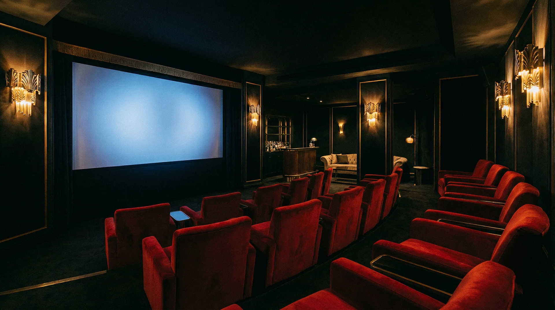 无限臀山 午夜剧场，奢华私人放映厅的红丝绒座椅与银幕